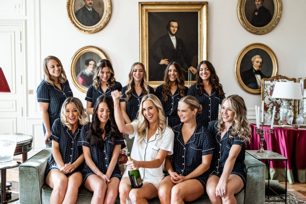 The bride with her bridesmaids, happy to have used a wedding planner