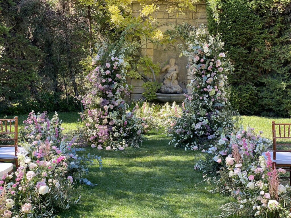 floral arrangement 2023 wedding trends
