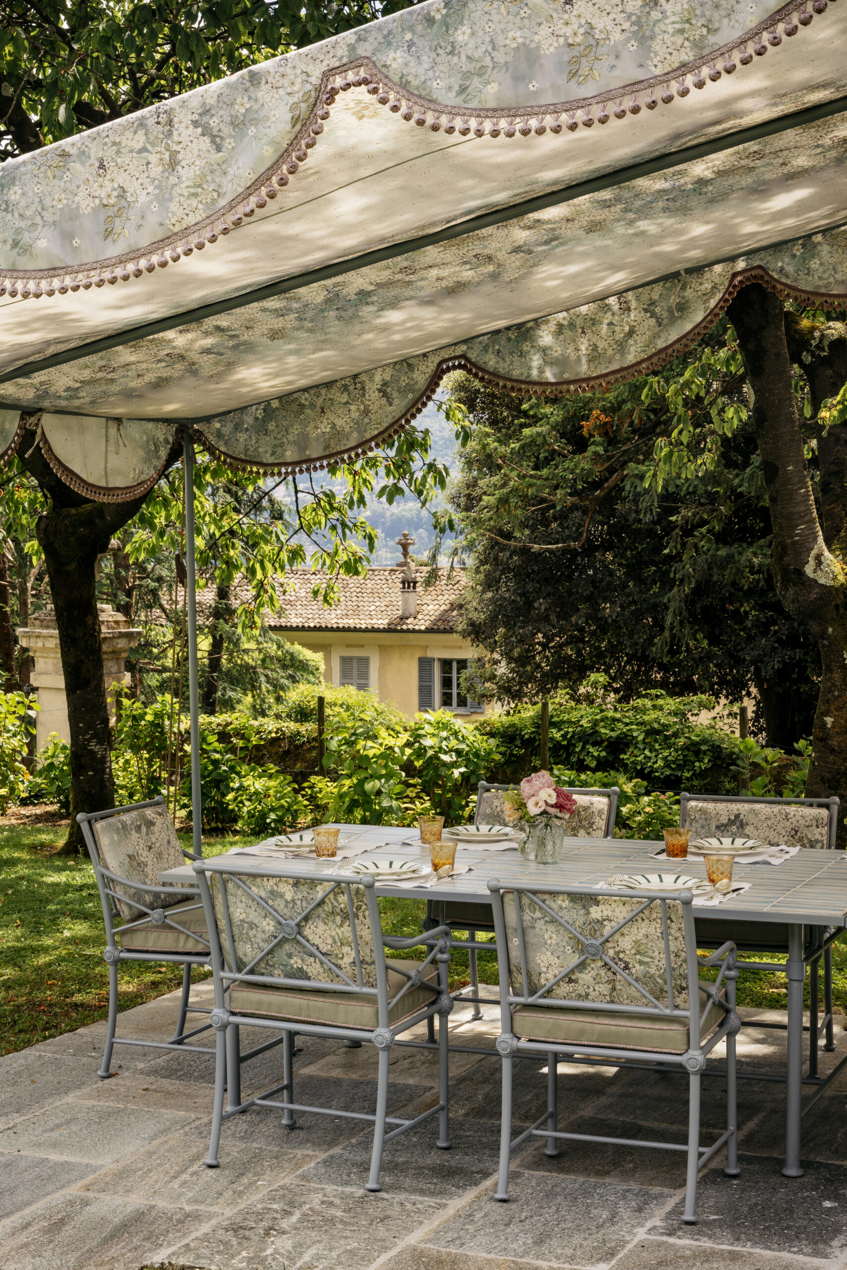 36 - Table in the park detail