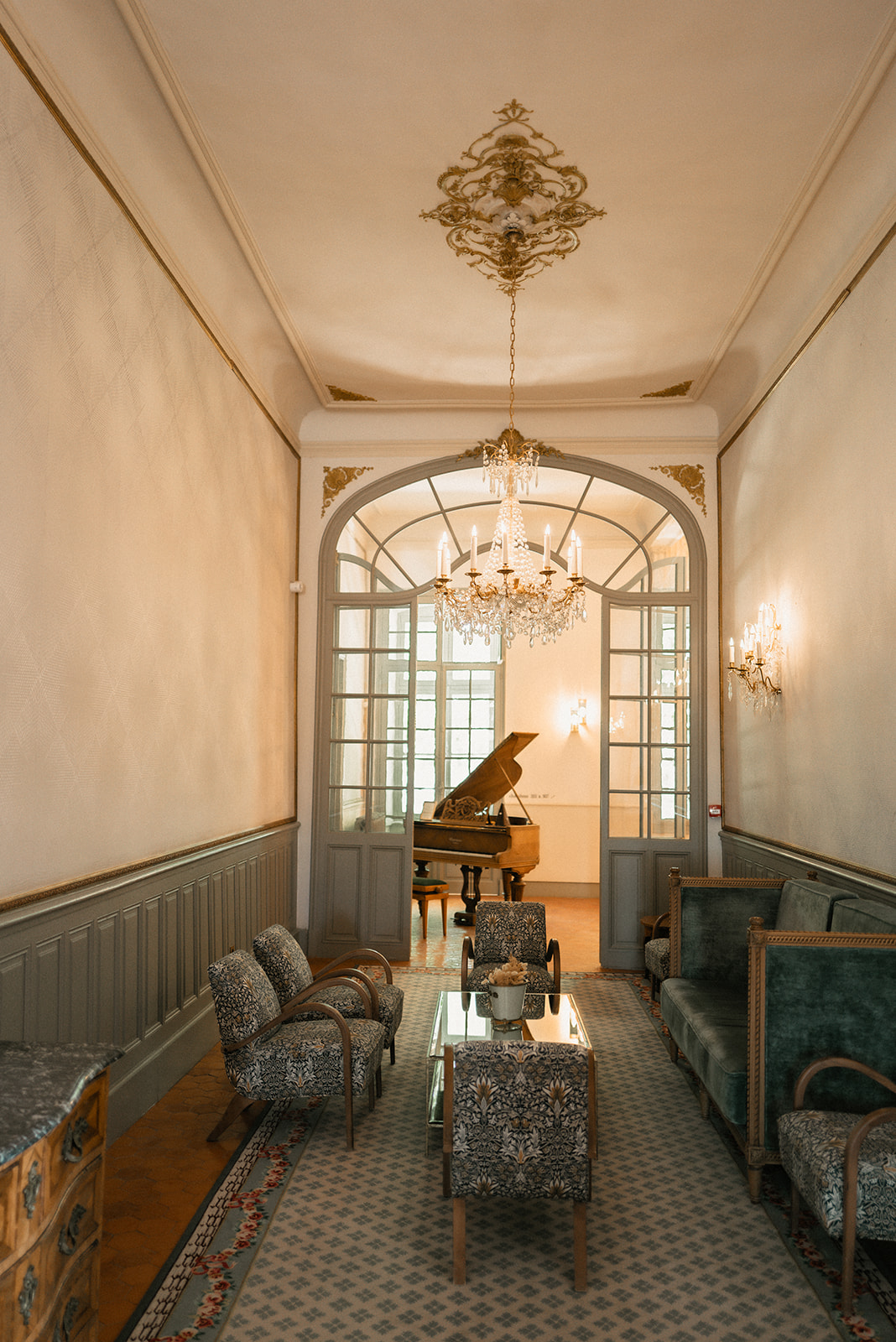 When choosing a seminar venue in Provence, location and historic buildings are key. here one of the room of the chateau with a piano.