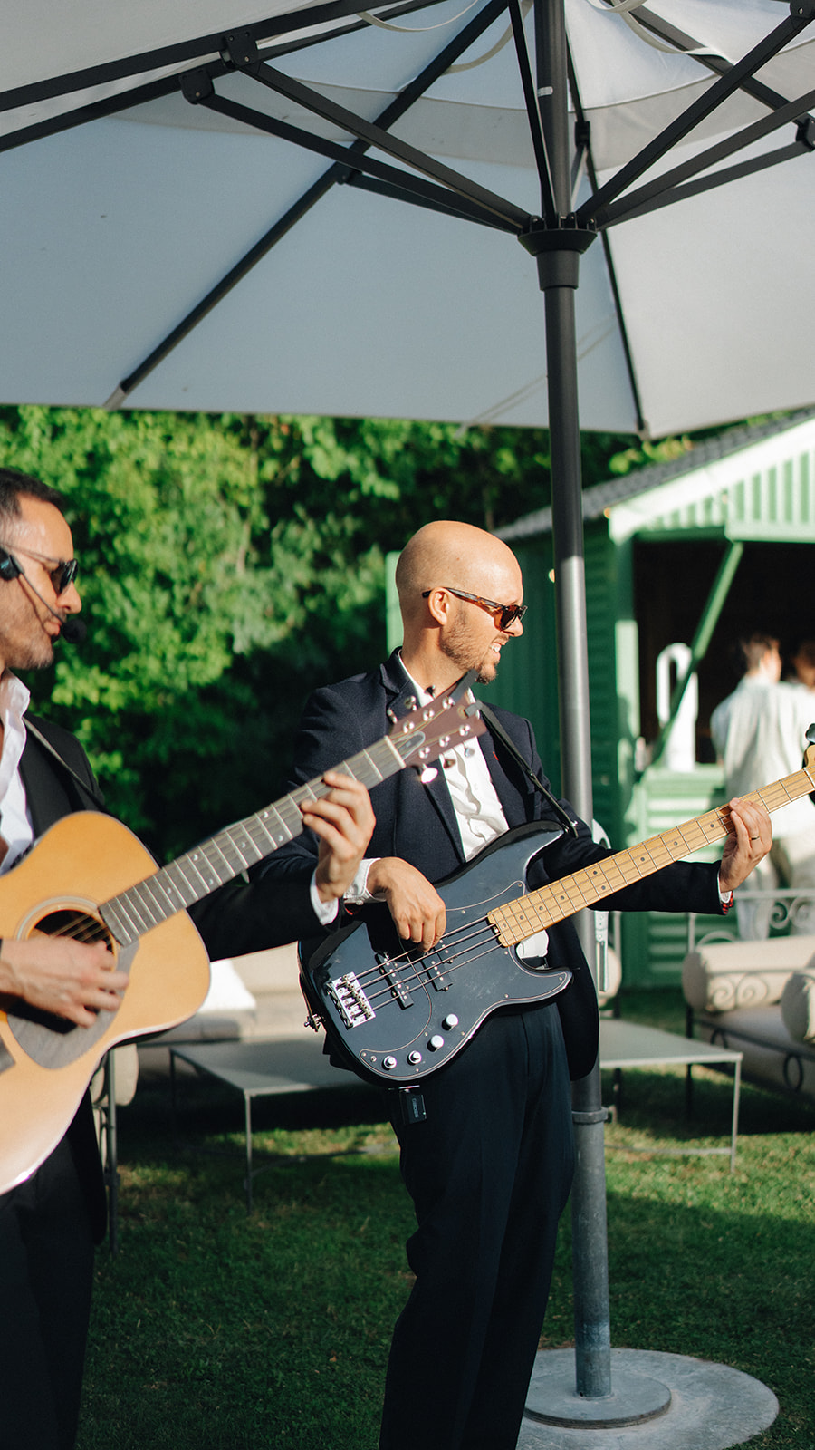 Enjoying a roaming band during the seminar gala dinner at Chateau Fonscolombes planned by Muriel Saldalamacchia founder of The International Wedding Planner