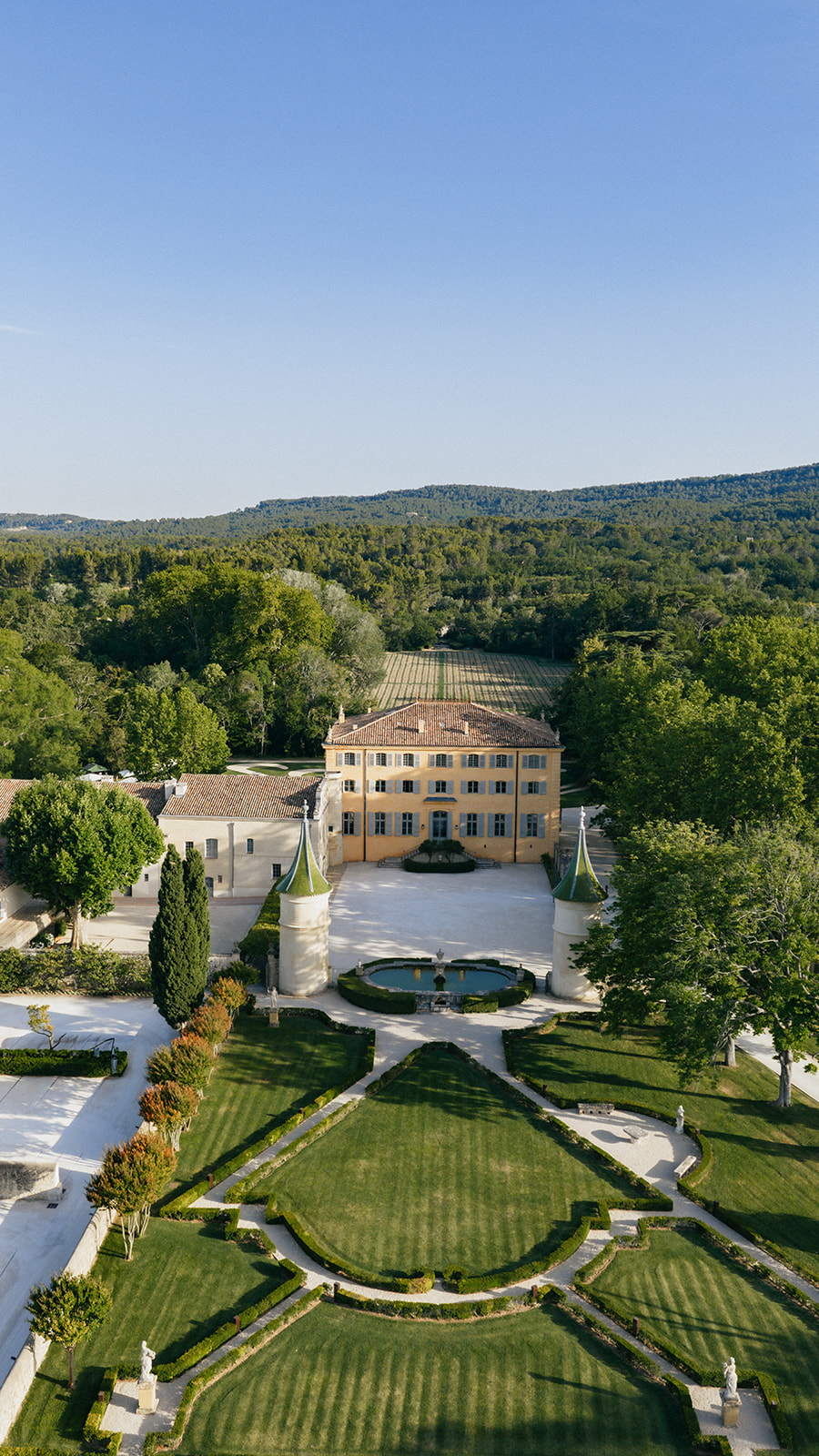 This drone view of Chateau de Fonscolombes is a must see when hosting a seminar in provence. This show the whole property where Muriel Saldalamacchia, founder of the International Wedding Planner love working with.