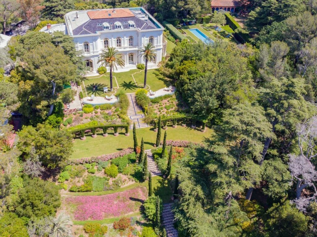 Modern Mediterranean villa Rocabella with infinity pool overlooking the sea, luxury intimate wedding venue in South of France