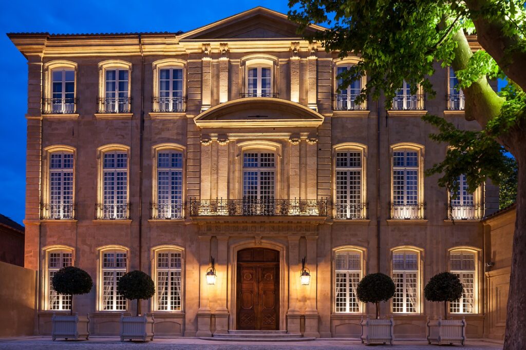 Hotel de Caumont luxury wedding venue Aix-en-Provence 18th century mansion formal gardens