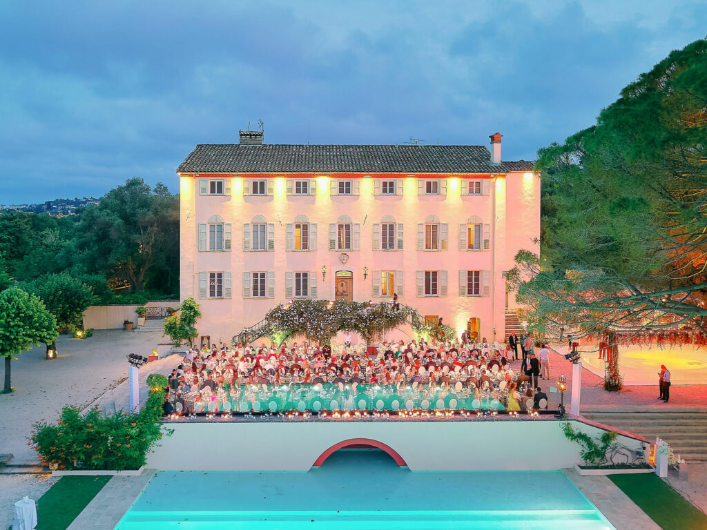 Bastide du Roy reception setup for 230 guests with long tables and elegant décor by Valery Villard