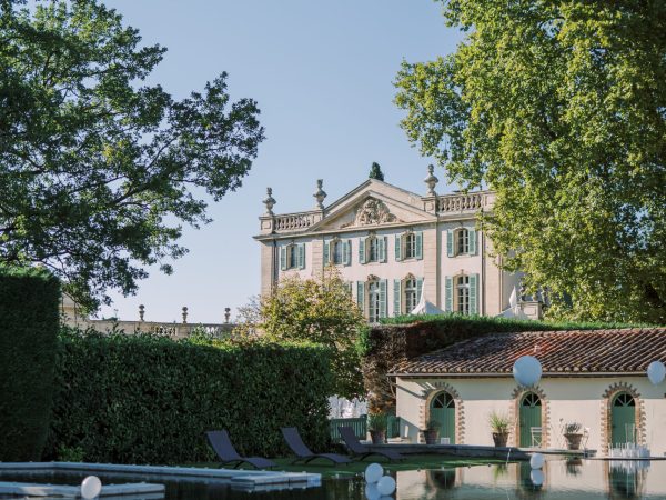 Frenchie Welcome Pool Party at chateau de Tourreau by the international wedding planner, best wedding planner for châteaux weddings in france