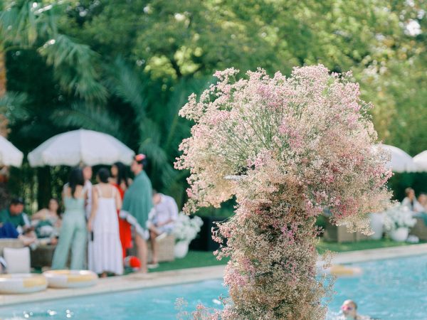 Pool Party designed to be fun and elegant. Guests need immersion. Here a destination wedding designed and planned by Muriel Saldalamacchia, founder of the extraordinaire and awarded destination wedding planning agency named the international wedding planner, for your destination wedding in france and italy
